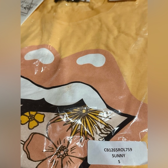 DAYDREAMER ROLLING STONES FLOWER TONGUE BOYFRIEND TEE SUNNY SMALL NEW NWT - Picture 3 of 4
